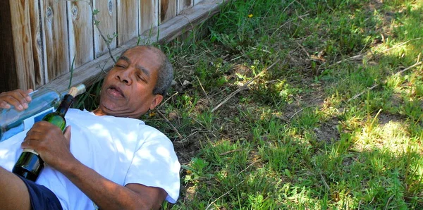 酒精中毒的男性房主在自家后院喝酒 试图躲避邻居们 — 图库照片