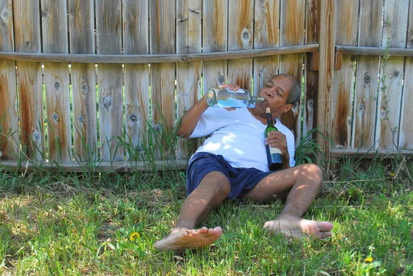 Alkoholisierter Männlicher Hausbesitzer Trinkt Seinem Hinterhof Und Versucht Sich Vor — Stockfoto