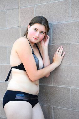 Açık havada bikini giyen seksi kadın yüz ifadeleri..