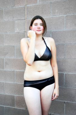 Açık havada bikini giyen seksi kadın yüz ifadeleri..