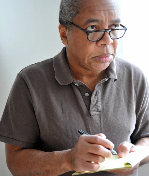 Hombre Afroamericano Escribiendo Casa Interiores —  Fotos de Stock