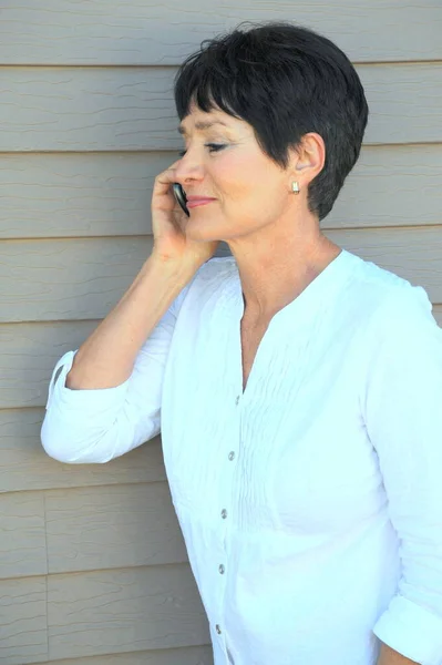 Olgun Bayan Güzellik Dışarıda Cep Telefonuyla Konuşuyor — Stok fotoğraf