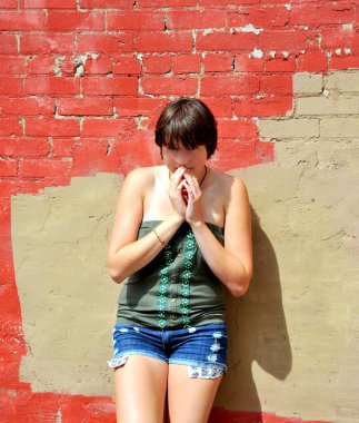 Dışarıdaki bir duvara karşı kadın güzellik modeli ifadeleri..