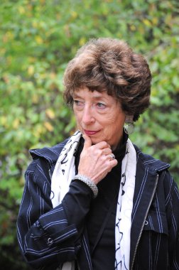 Teras güvertesinde bekleyen olgun yaşlı kadın ifadeleri..