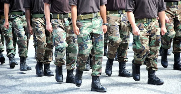 军事学院在外面举行游行 — 图库照片