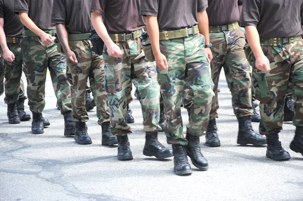 外のパレードで行進する陸軍士官学校 — ストック写真