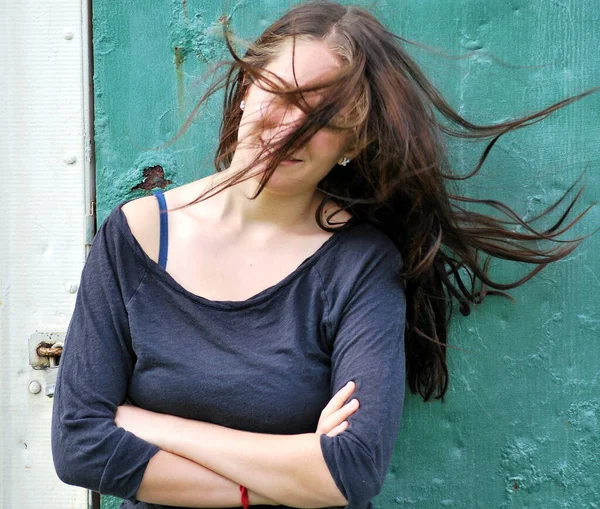 Modella Bellezza Femminile Espressioni Contro Muro Fuori — Foto Stock