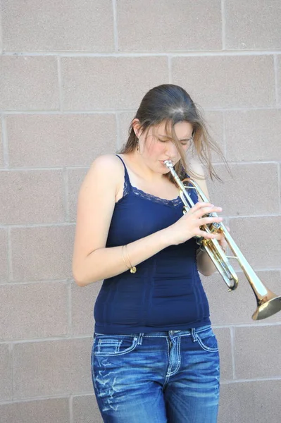 Female Jazz Trumpet Player Blowing Her Horn Outdoors — Stock Photo, Image