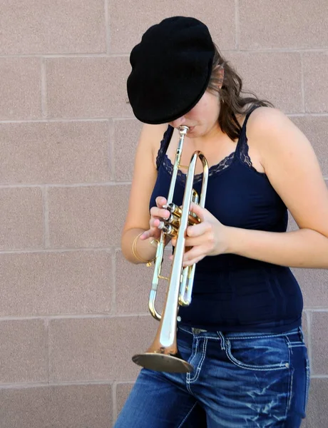 Kvinnlig Jazztrumpet Spelare Blåser Hennes Horn Utomhus — Stockfoto