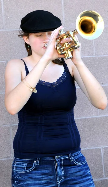 Female Jazz Trumpet Player Blowing Her Horn Outdoors — Stock Photo, Image