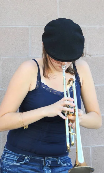 Female Jazz Trumpet Player Blowing Her Horn Outdoors — Stock Photo, Image