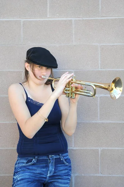 Jazztrompeterin Bläst Ihr Horn Freien — Stockfoto