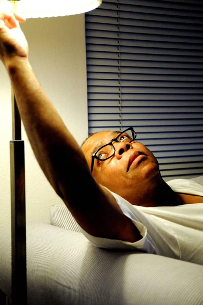 Afro Amerikaanse Man Senior Zet Lamp Uit Een Dutje Doen — Stockfoto