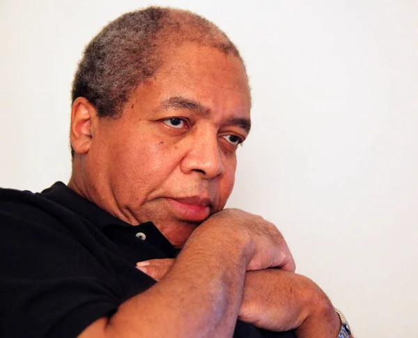 Africano Americano Masculino Expressões Seniores Sozinho Dentro Casa — Fotografia de Stock