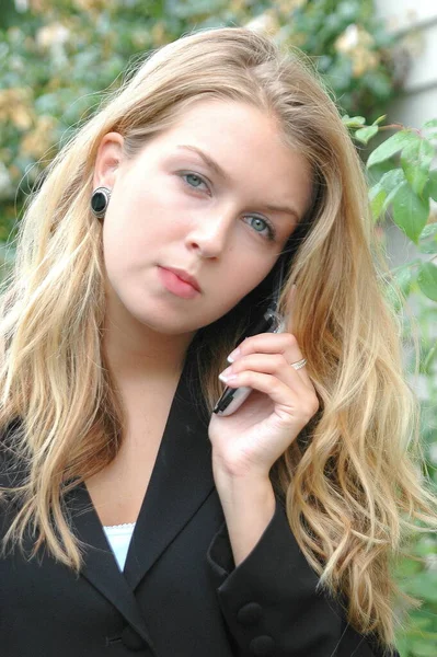 Sexy Vrouw Schoonheid Praten Haar Mobiele Telefoon Buiten — Stockfoto
