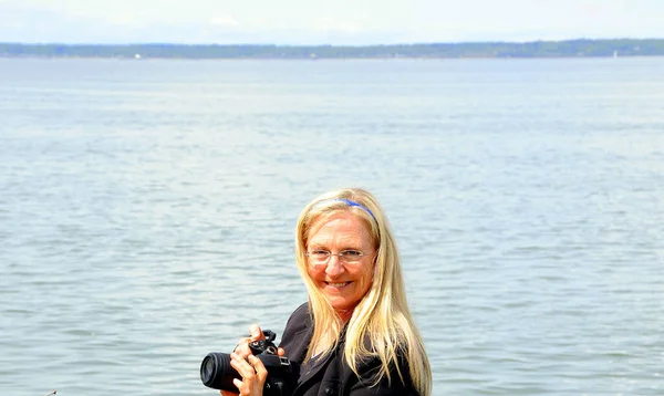 Gammal Kvinnlig Blond Fotograf Uppdrag Utanför — Stockfoto