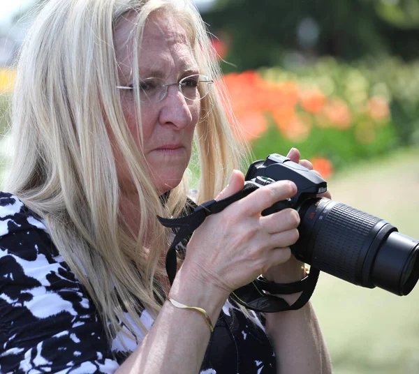 Starší Žena Blond Fotograf Úkol Venku — Stock fotografie