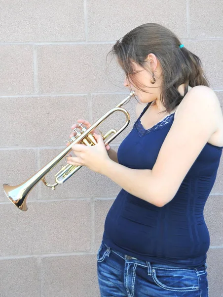 Femmina Trombettista Jazz Soffiando Suo Corno Contro Muro Esterno — Foto Stock