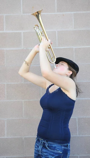 Kobieta Grająca Trąbce Jazzowej Dmucha Róg Ścianę Zewnątrz — Zdjęcie stockowe