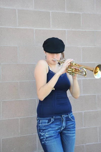 Žena Jazzový Trumpetista Troubit Její Roh Proti Zdi Venku — Stock fotografie