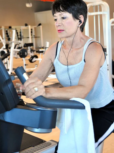 Mature Female Beauty Working Out Health Club — Stock Photo, Image