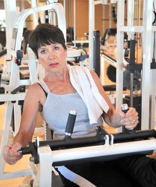 Reife Weibliche Schönheit Trainiert Einem Fitnessstudio — Stockfoto