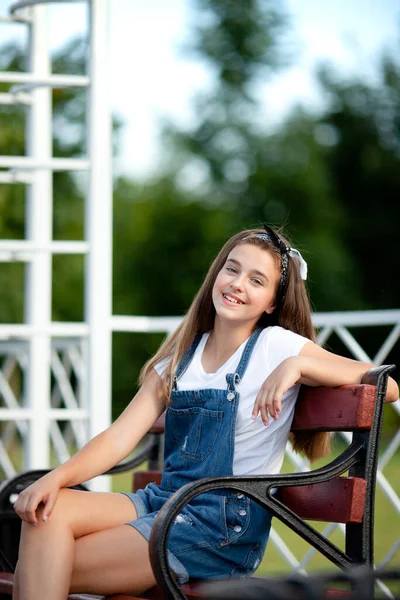 Menina Adolescente Sentada Banco — Fotografia de Stock