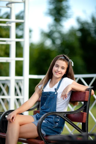 Menina Adolescente Sentada Banco — Fotografia de Stock