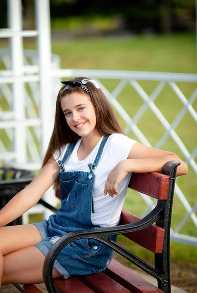 Menina Adolescente Sentada Banco — Fotografia de Stock