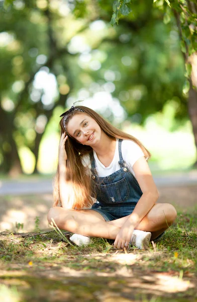 Gadis Remaja Cantik Denim Overall Duduk Rumput Diterangi Oleh Kelinci — Stok Foto