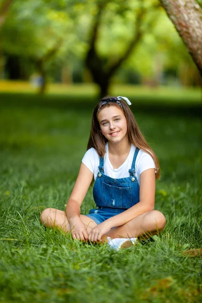 Gadis Cantik Denim Overall Duduk Atas Rumput — Stok Foto