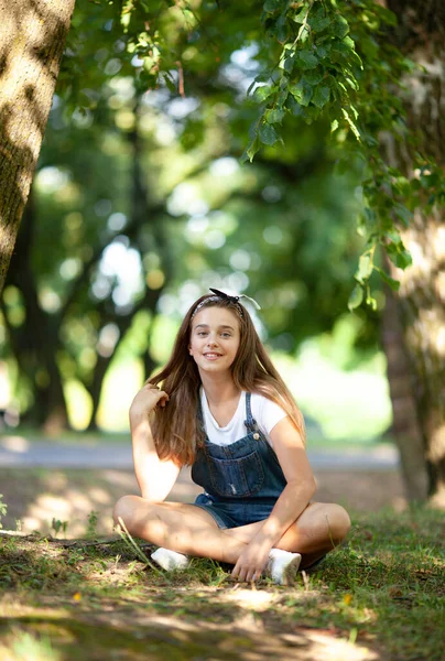 Gadis Remaja Cantik Denim Overall Duduk Rumput Diterangi Oleh Kelinci — Stok Foto