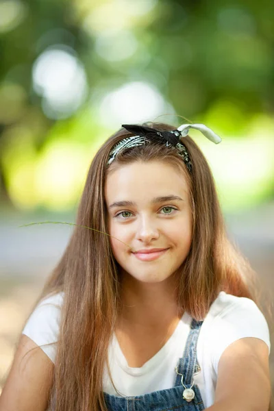 Mooi Meisje Tiener Spijkerbroek Overalls Met Een Blad Van Gras — Stockfoto