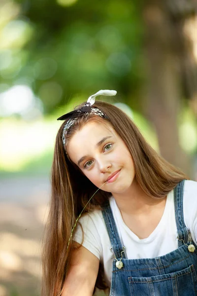 Mooi Meisje Tiener Spijkerbroek Overalls Met Een Blad Van Gras — Stockfoto