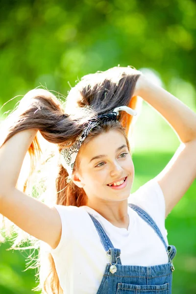 Портрет Красивой Девочки Подростка Держащей Волосы Руками — стоковое фото