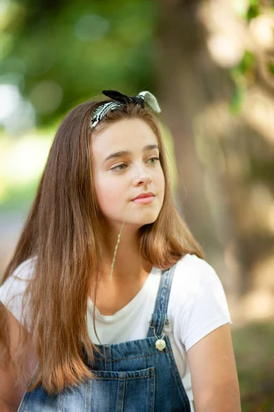 Mooi Meisje Tiener Spijkerbroek Overalls Met Een Blad Van Gras — Stockfoto