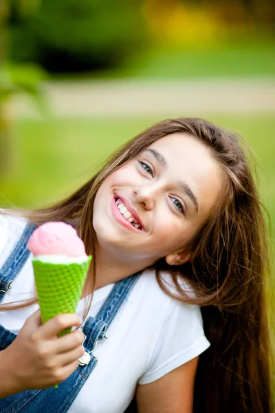 Портрет Красивой Девочки Подростка Клубничным Мороженым Руках — стоковое фото