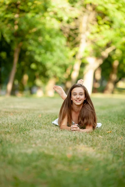 Девушка Летнем Платье Горошек Лежит Траве — стоковое фото