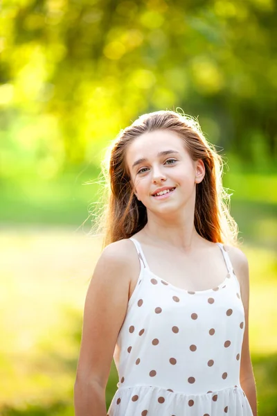 Een Portret Van Een Mooi Meisje Een Zomerjurk Een Zonnige — Stockfoto