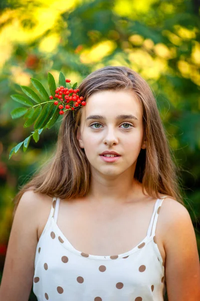 Potret Seorang Gadis Berambut Panjang Dalam Gaun Musim Panas Dengan — Stok Foto