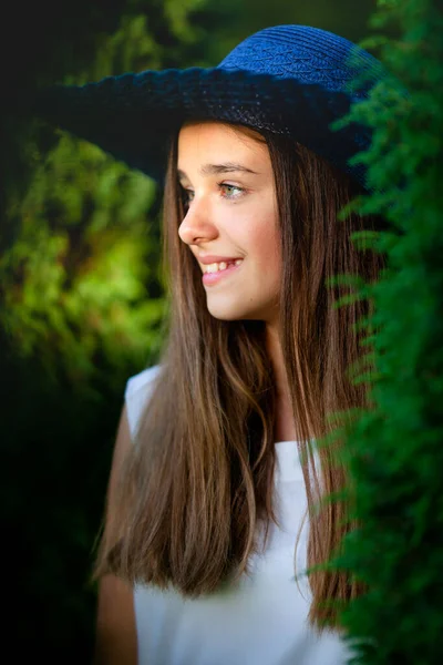 Retrato Uma Menina Cabelos Longos Chapéu Palha Azul — Fotografia de Stock