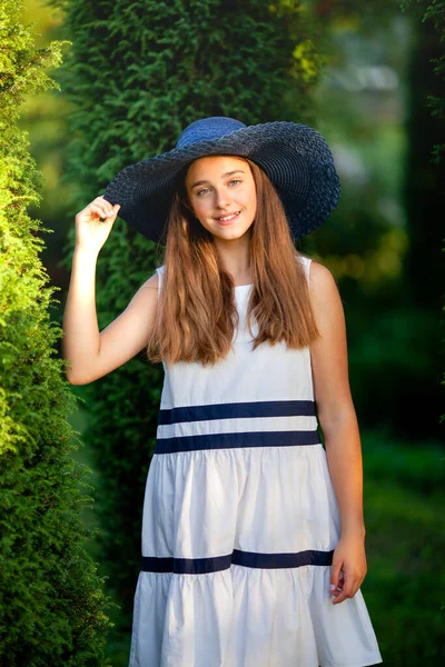 Retrato Uma Menina Cabelos Longos Chapéu Palha Azul — Fotografia de Stock