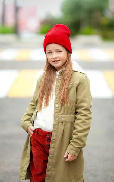 Teen Girl Ordinary Autumn Clothes City Street Walks Asphalt — Stock Photo, Image