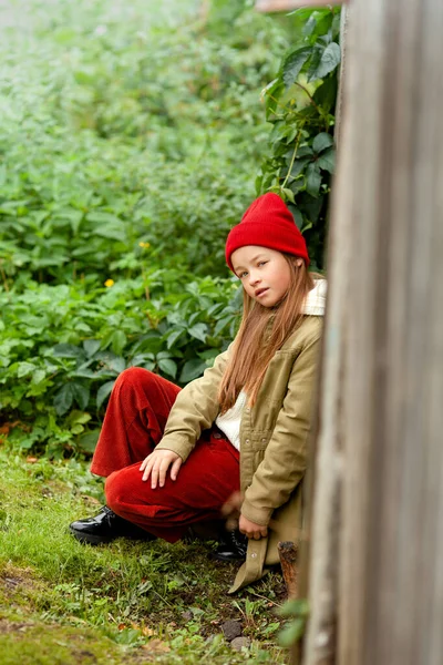Teenie Mädchen Herbstkleidung Sitzt Auf Seinen Hinterbeinen Und Lehnt Sich — Stockfoto