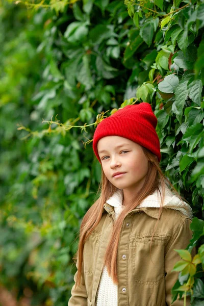 Menina Roupas Comuns Outono Fundo Planta Borrada — Fotografia de Stock