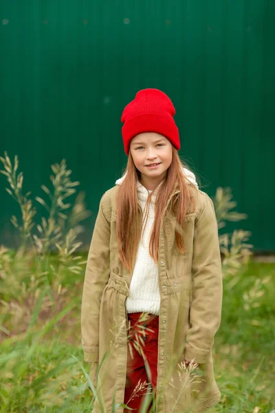 Mädchen Gewöhnlicher Herbstkleidung Auf Verschwommenem Pflanzenhintergrund — Stockfoto