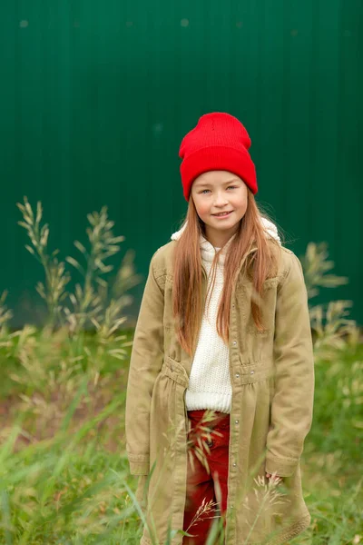 Mädchen Gewöhnlicher Herbstkleidung Auf Verschwommenem Pflanzenhintergrund — Stockfoto