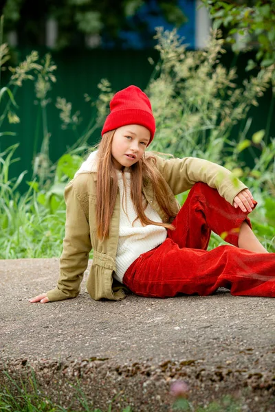 Gadis Cantik Berpakaian Musim Gugur Duduk Berkaki Silang Atas Balok — Stok Foto