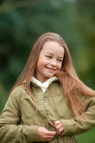 Smiling Girl Ordinary Autumn Clothes Blurred Plant Background — Stock Photo, Image