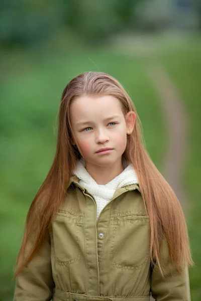 Mädchen Gewöhnlicher Herbstkleidung Auf Verschwommenem Pflanzenhintergrund — Stockfoto